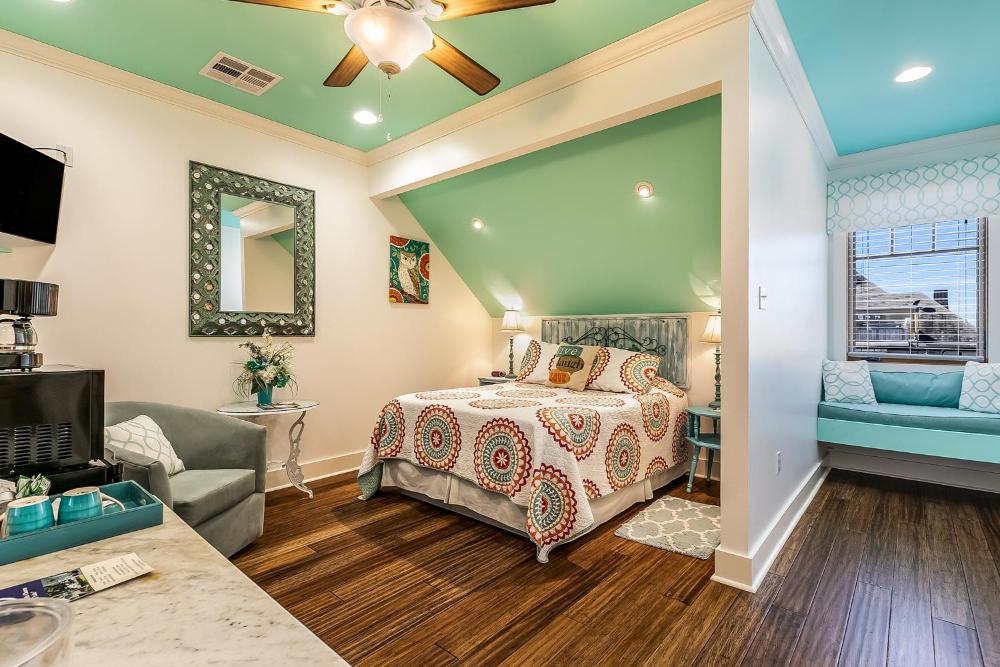 Queen Suite with Sea View interior